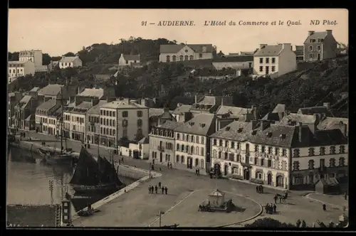 AK Audierne, L`Hôtel du Commerce et le Quai