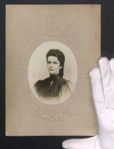Fotografie C. Pietzner, Wien, Portrait von Sissi in geprägtem Rahmen mit königlichem Wappen