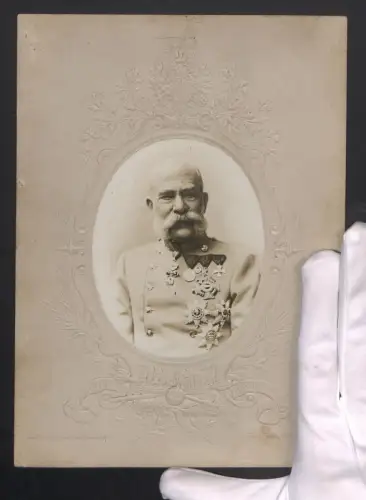 Fotografie C. Pietzner, Wien, Portrait Kaiser Franz Joseph I. von Österreich in Uniform, geprägter Rahmen m. kgl. Wappen