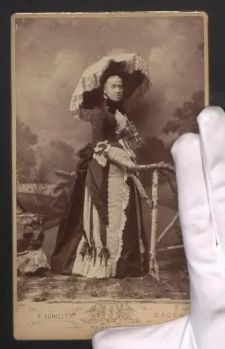 Fotografie F. Schiller, Baden, Renngasse 4, Erzherzogin Maria Karolina von Österreich mit Schirm 1891
