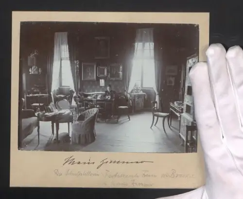 Fotografie Schrifstellering Ferdinande von Brackel in ihrem Zimmer am Schreibtisch sitzend