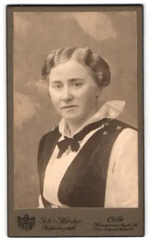 Fotografie Johs. Harder, Celle, Hannoverschestr. 16, Porträt der Frau Marie Bust