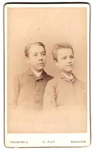 Fotografie C. Ruf, Freiburg i. B., Ludwigstrasse. 2, Jungen Carl und Fritz Karcher in Anzügen