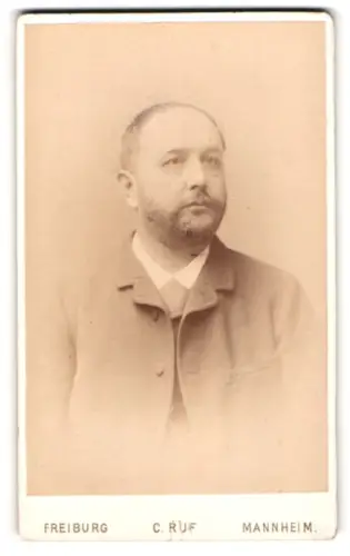 Fotografie C. Ruf, Freiburg i .B., Ludwigstrasse. 2, Porträt des Herren August Karcher