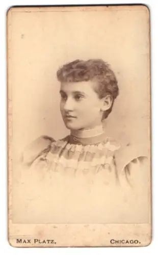 Fotografie Max Platz, Chicago, 88 N Clark Street, Porträt einer jungen Frau