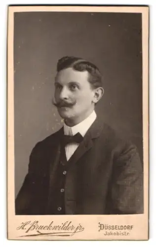 Fotografie H. Bruchmüller jr., Düsseldorf, Jakobistr., Porträt von Theodor Durrel