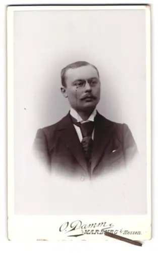 Fotografie O. Damm, Marburg, Augustinergasse, Porträt von K. Weber mit Monokel