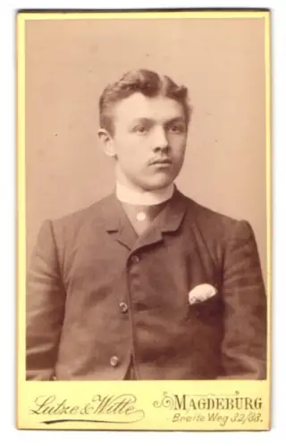 Fotografie Lütze & Witte, Magdeburg, Breite Weg 32/33, Porträt von Hans Freytag mit Einstecktuch