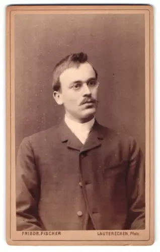 Fotografie Friedr. Fischer, Lauterecken, Pfalz, Portrait von Julian mit Brille