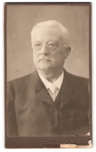 Fotografie L. Stüting & Sohn, Bonn, Coblenzerstr. 14, Porträt von Gustav Friedrich Baum mit Brille