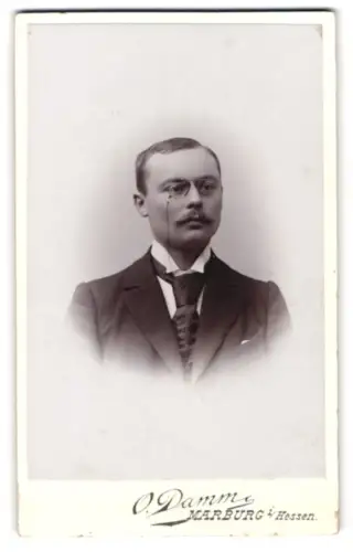 Fotografie Otto Damm, Marburg, Augustinergasse, Porträt von Carl Weber mit Brille