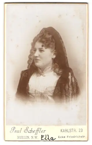 Fotografie Paul Scheffler, Berlin, Karlstr. 23, Ella Brundschöttel mit dunklem Schleier im Porträt