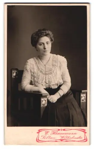 Fotografie E. Hannemann, Gollau, Wilhelmstr., Porträt von Else zu Weihnachten 1909