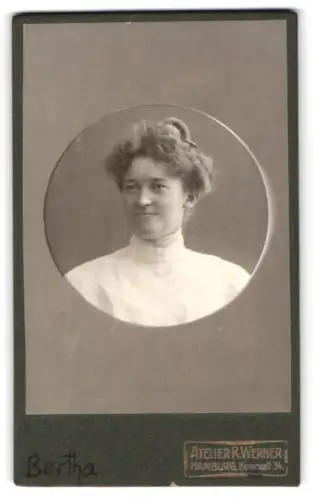 Fotografie Atelier R. Werner, Hamburg, Neuerwall 34, Porträt von Bertha im Oktober 1905