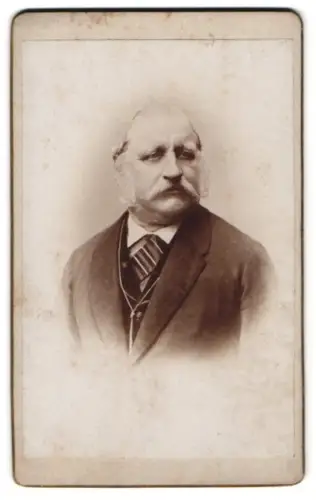 Fotografie unbekannter Fotograf und Ort, Herr Auer im Porträt