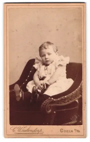 Fotografie C. Westendorp, Coeln, Comödien-Strasse 7, Johanna Herbst auf Sessel 1891