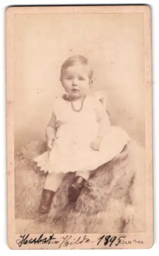 Fotografie Carl Westendorp, Coeln, Comödien-Strasse 7, Porträt von Hilda Herbst mit einem Jahr 1895