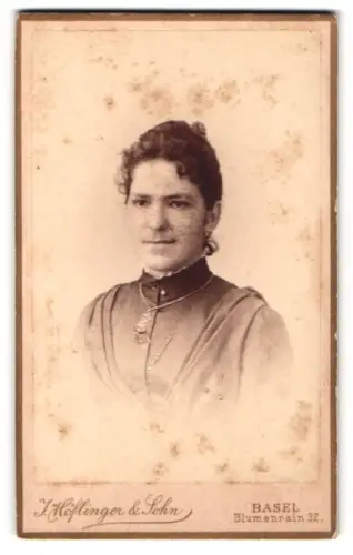 Fotografie J. Höflinger & Sohn, Basel, Blumenrain 32, Porträt von Frau Keltenhorn 1891