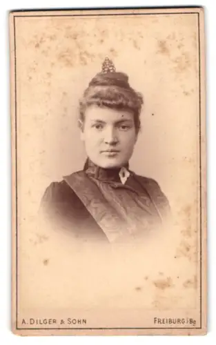 Fotografie A. Dilger & Sohn, Freiburg i. Bg., Rheinstrasse 30, Porträt einer jungen Frau 1889