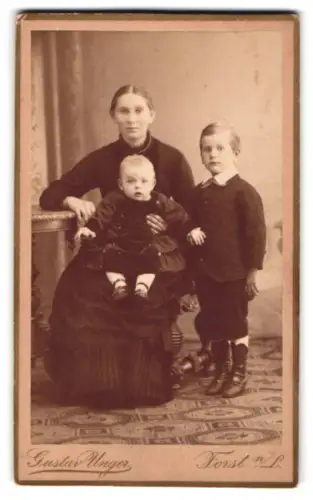 Fotografie Gustav Unger, Forst /N. L., Anna R. mit ihren Kindern Fritz und seinem Geschwisterchen