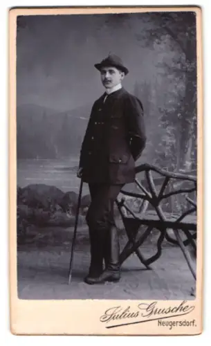 Fotografie Julius Grusche, Neugersdorf, Walther mit Spazierstock im Atelier