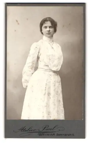 Fotografie Atelier Paul, Weimar, Seminarstrasse 6, Amalie Kurz in elegantem Kleid