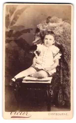 Fotografie Rudolph W. Vieler, Eastbourne, Terminus Road 3, Olive als Kleinkind auf Stuhl