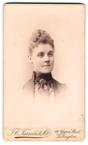 Fotografie T. C. Turner & Co., Islington, Upper Street 17, Mary im Porträt
