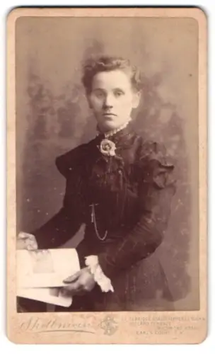 Fotografie Skillman, Shepherd`s Bush, Uxbridge Road 22, Alice mit offenem Buch im Porträt