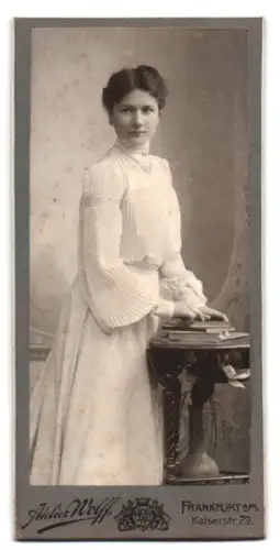 Fotografie Atelier Wolff, Frankfurt am Main, Kaiserstr. 79, Frau Ferara in eleganter Pose
