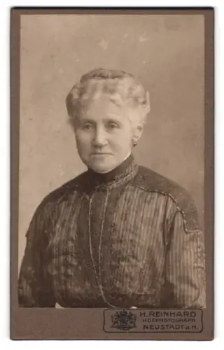Fotografie H. Reinhard, Neustadt a. H., Portrait von Frau Ferara als ältere Frau