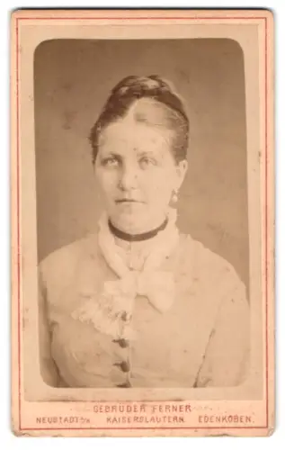 Fotografie Gebrüder Ferner, Kaiserslautern, Alleestrasse 114, Porträt von Frau Ferara