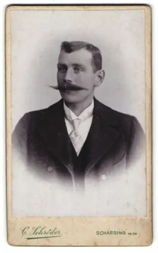 Fotografie C. Schröder, Schärding, Porträt von Luger Praue mit markantem Schnurrbart