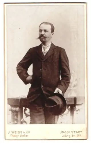 Fotografie J. Weiss & Co, Ingolstadt, Ludwigstrasse. 663, Eleganter Herr mit Hut