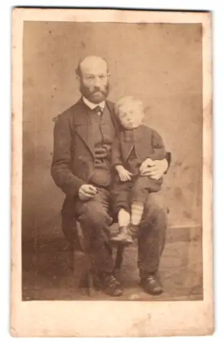 Fotografie unbekannter Fotograf und Ort, Friedrich Wilhelm Rudolf Gabbe mit seinem Sohn auf dem Schoss