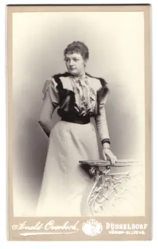 Fotografie Arnold Overbeck, Düsseldorf, Königs-Allee 43, Johanne Stratmann in eleganter Pose