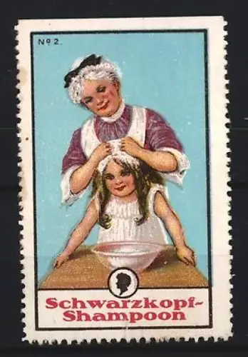 Reklamemarke Schwarzkopf-Shampoon, Friseurin mit Kind bei der Haarwäsche