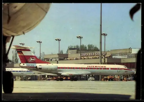 AK Berlin, Flughafen Berlin-Schönefeld, Maschine der Interflug vor d. Flughafengebäude