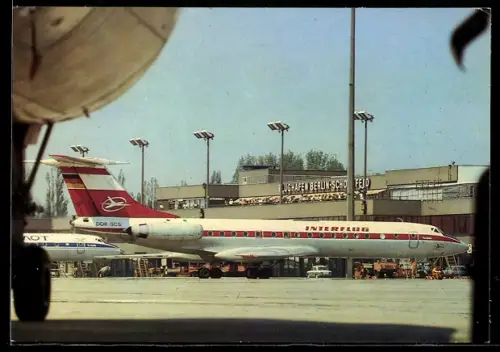 AK Berlin, Flughafen Berlin-Schönefeld, Maschine der Interflug vor d. Flughafengebäude