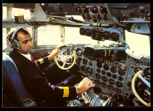 AK Flugzeug IL 18 der Fluggesellschaft Interflug, Blick ins Cockpit