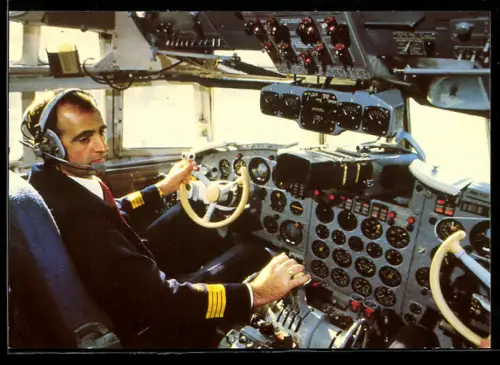 AK Flugzeug IL 18 der Fluggesellschaft Interflug, Blick ins Cockpit