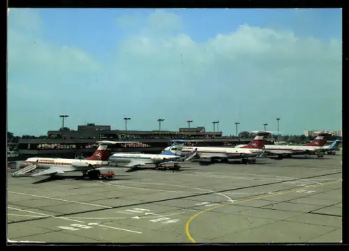 AK Berlin-Schönefeld, Flugzeuge der Interflug stehen auf dem Flughafen