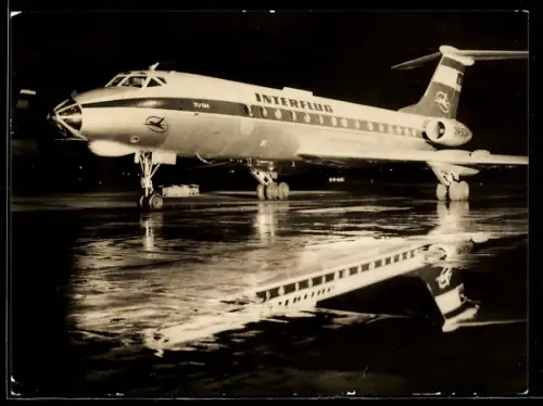 AK Passagierflugzeug TU-134 der Interflug bei Nacht auf Flugplatz