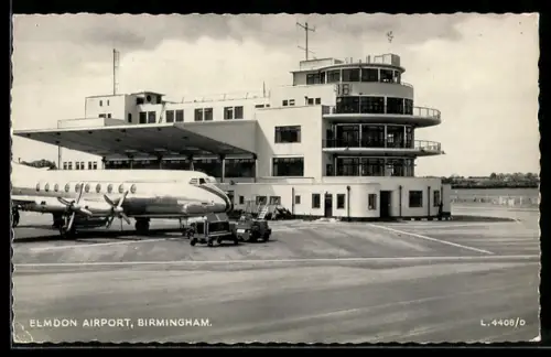AK Birmingham, Elmdon Airport, Passagierflugzeug vor dem Empfangsgebäude, Flughafen