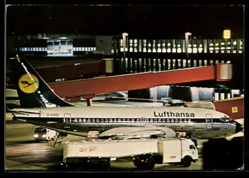 AK Hannover-Langenhagen, Flughafen bei Nacht mit Passagierflugzeug der Lufthansa und BP-Tankfahrzeug