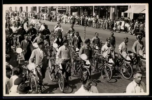 Foto-AK Fahrradfahrer mit ihren Fahrrädern bei einer Radsportveranstaltung