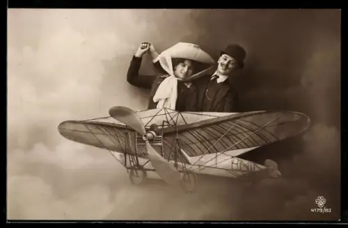 AK Paar fliegt gemeinsam auf Eindecker-Flugzeug
