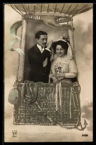 AK Hochzeitspaar im Korb von einem Ballon