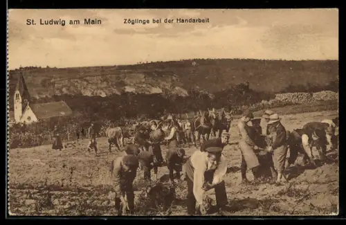 AK St. Ludwig am Main, Zöglinge bei der Handarbeit mit Kirche im Hintergrund