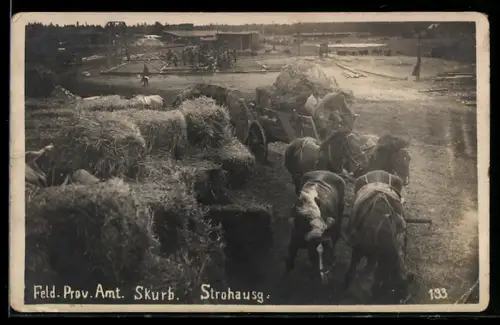 Foto-AK Feld-Proviant-Amt, Strohausgabe, Pferdegespann, im Hintergrund Barackenbau